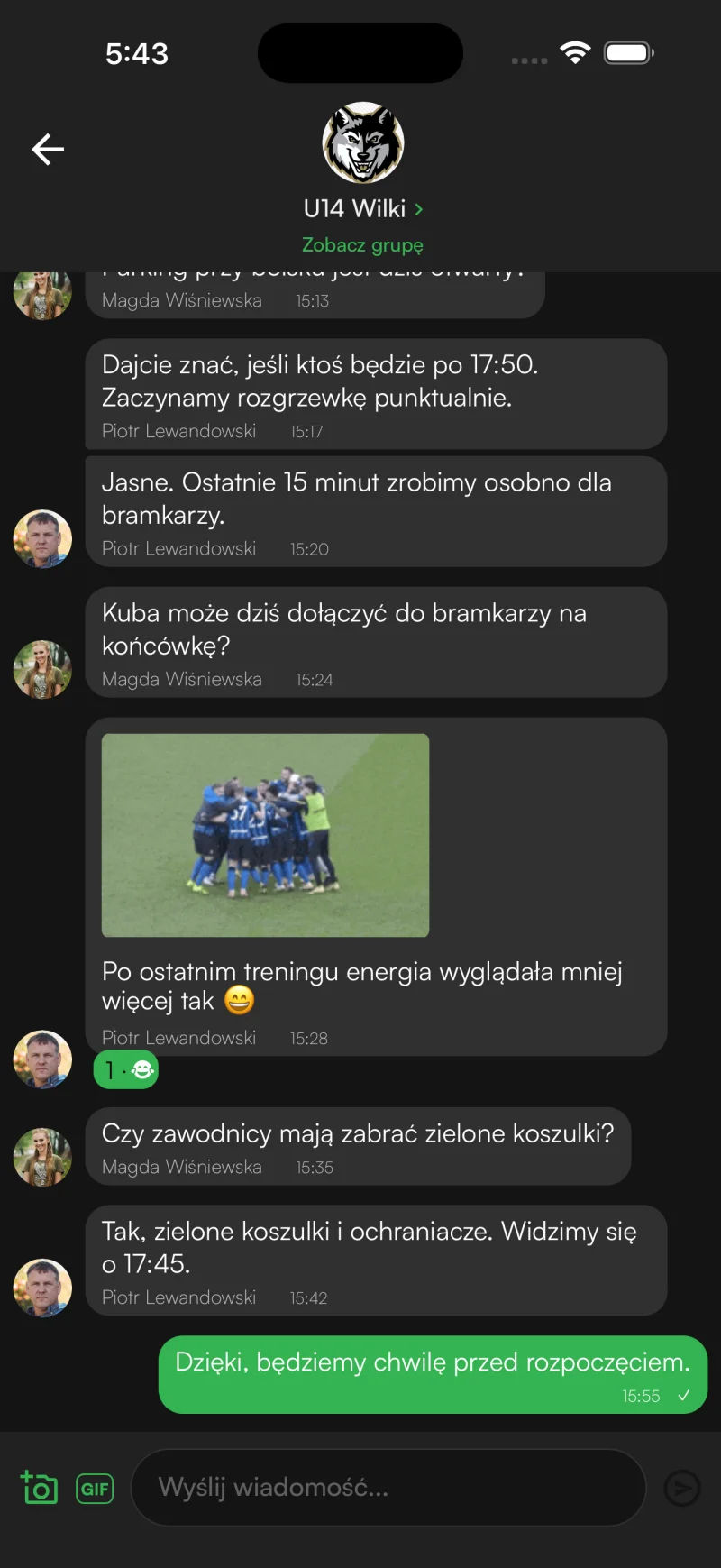 Czat drużyny w aplikacji Sportual z wiadomościami trenera i rodziców